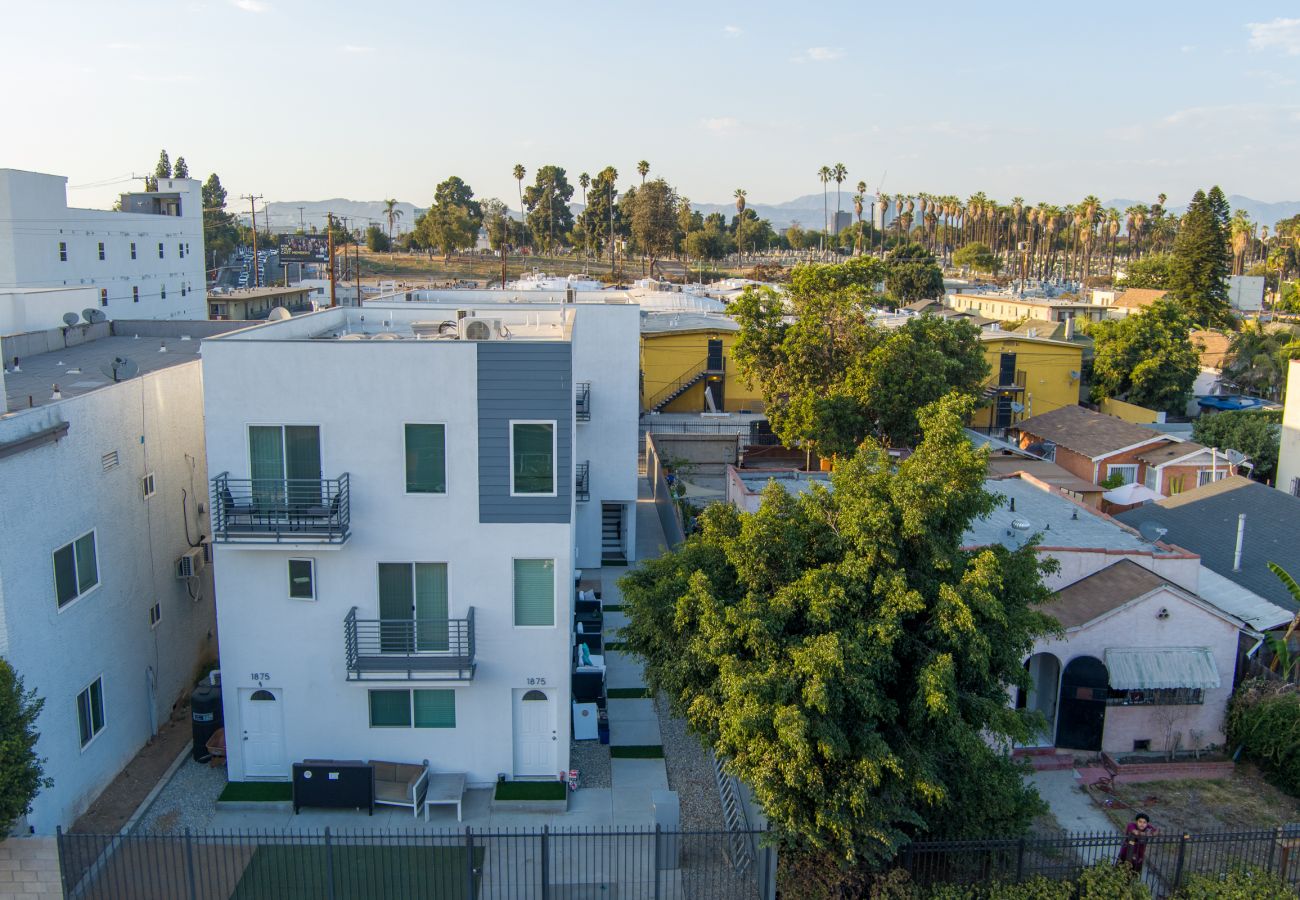 Casa adosada en Los Angeles - New | 13 Bedroom Compound in Central LA