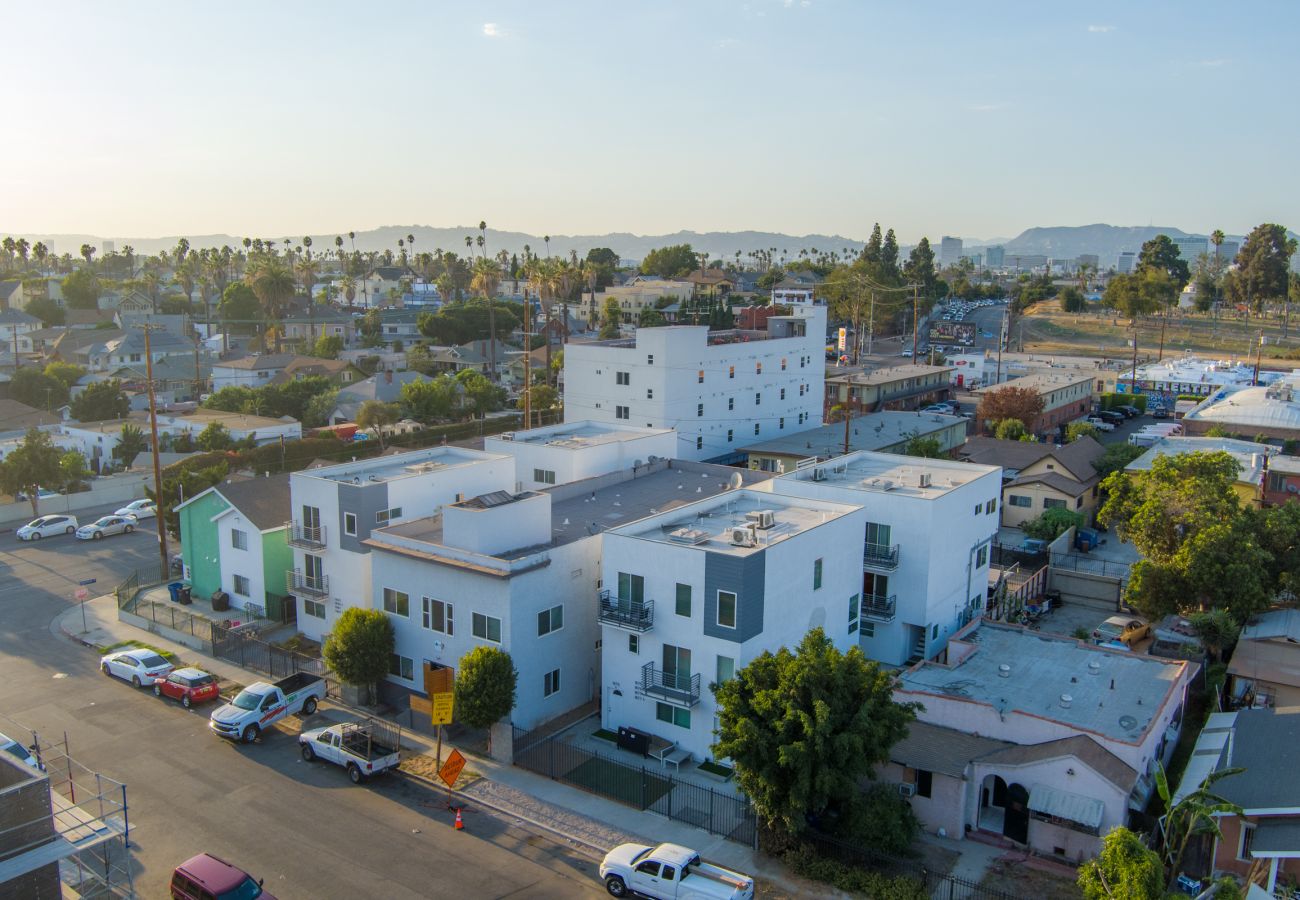 Casa adosada en Los Angeles - New | 13 Bedroom Compound in Central LA