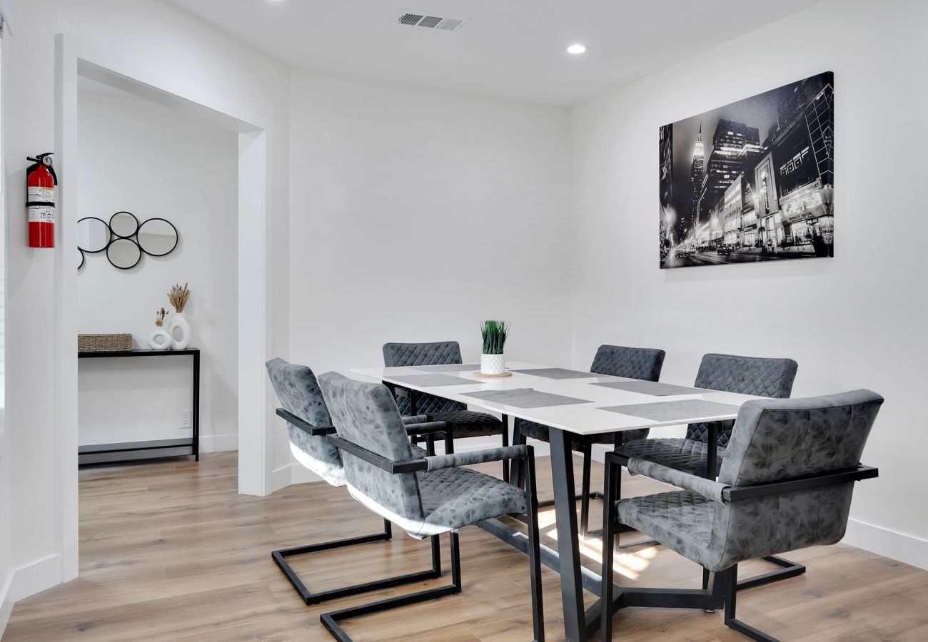 Casa en Los Angeles - Serve and Stay | Modern Airbnb w Pickleball Court