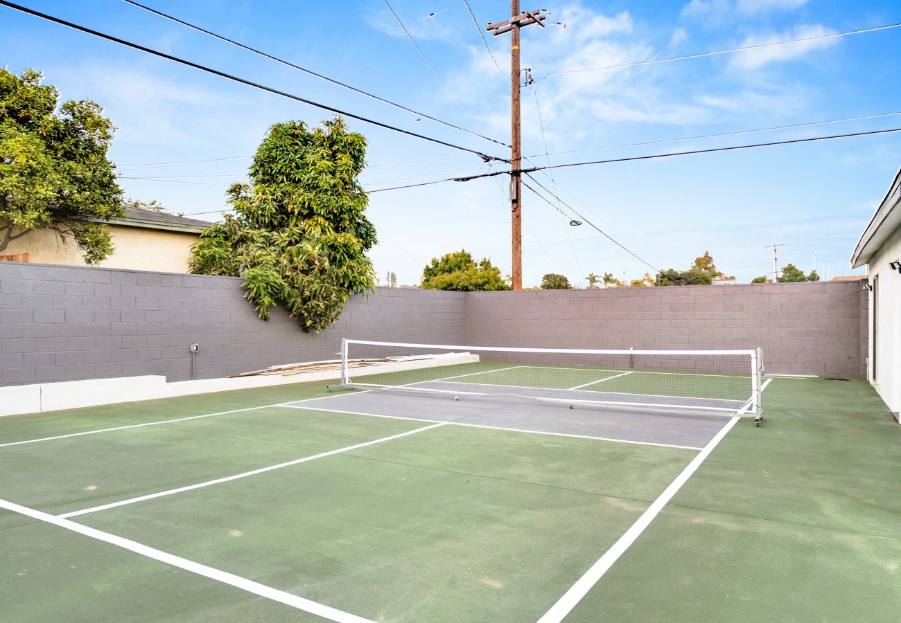 Casa en Los Angeles - Serve and Stay | Modern Airbnb w Pickleball Court