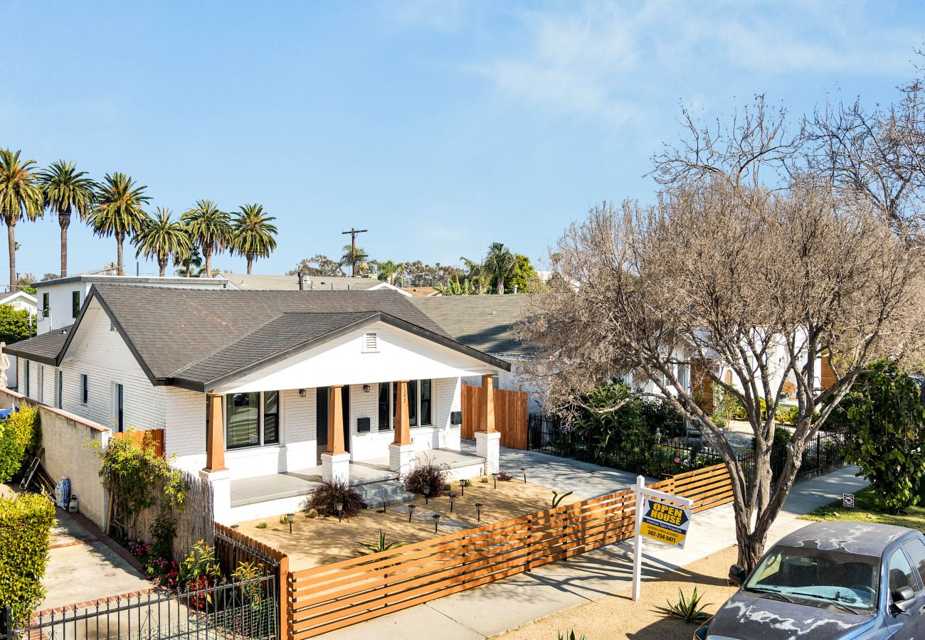 Casa en Los Angeles - Elegant Craftsman Homes with ADU & Private Yards 