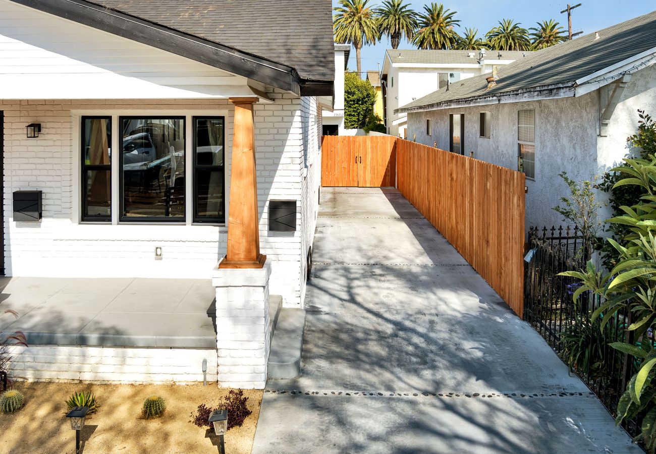 Casa en Los Angeles - Elegant Craftsman Homes with ADU & Private Yards 