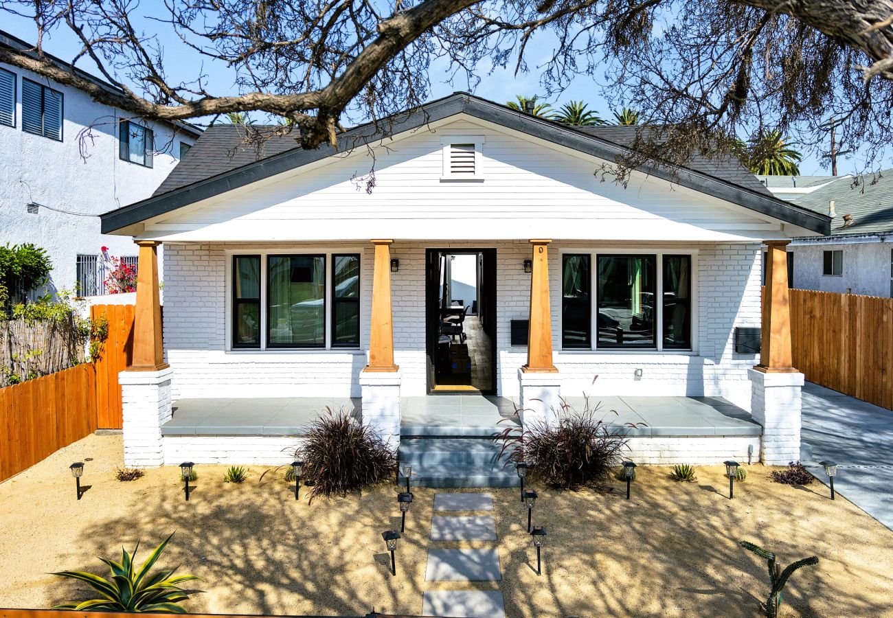 Casa en Los Angeles - Elegant Craftsman Homes with ADU & Private Yards 