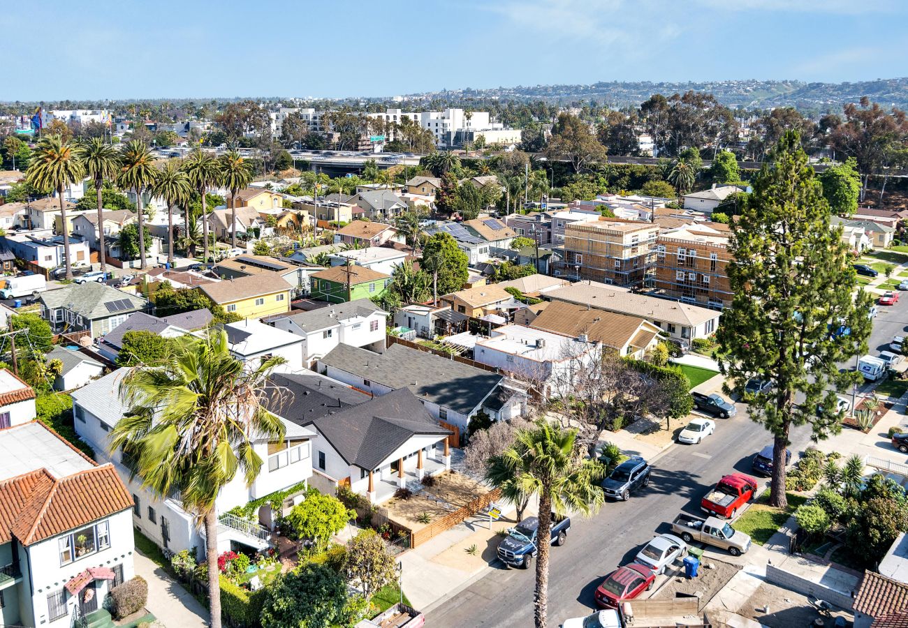 Casa en Los Angeles - Elegant Craftsman Homes with ADU & Private Yards 