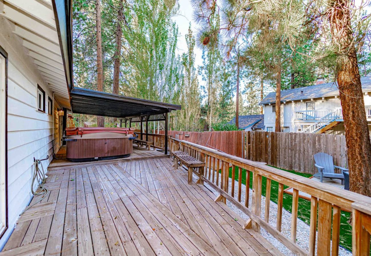 Casa en Big Bear Lake - LUXE | Big Bear Modern Home w/HotTub & Near Lake