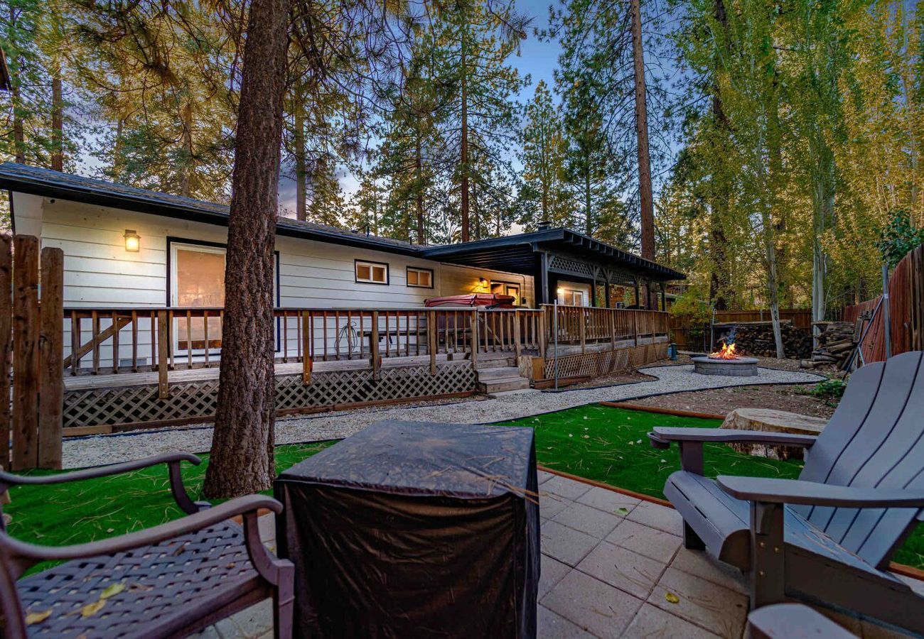 Casa en Big Bear Lake - LUXE | Big Bear Modern Home w/HotTub & Near Lake