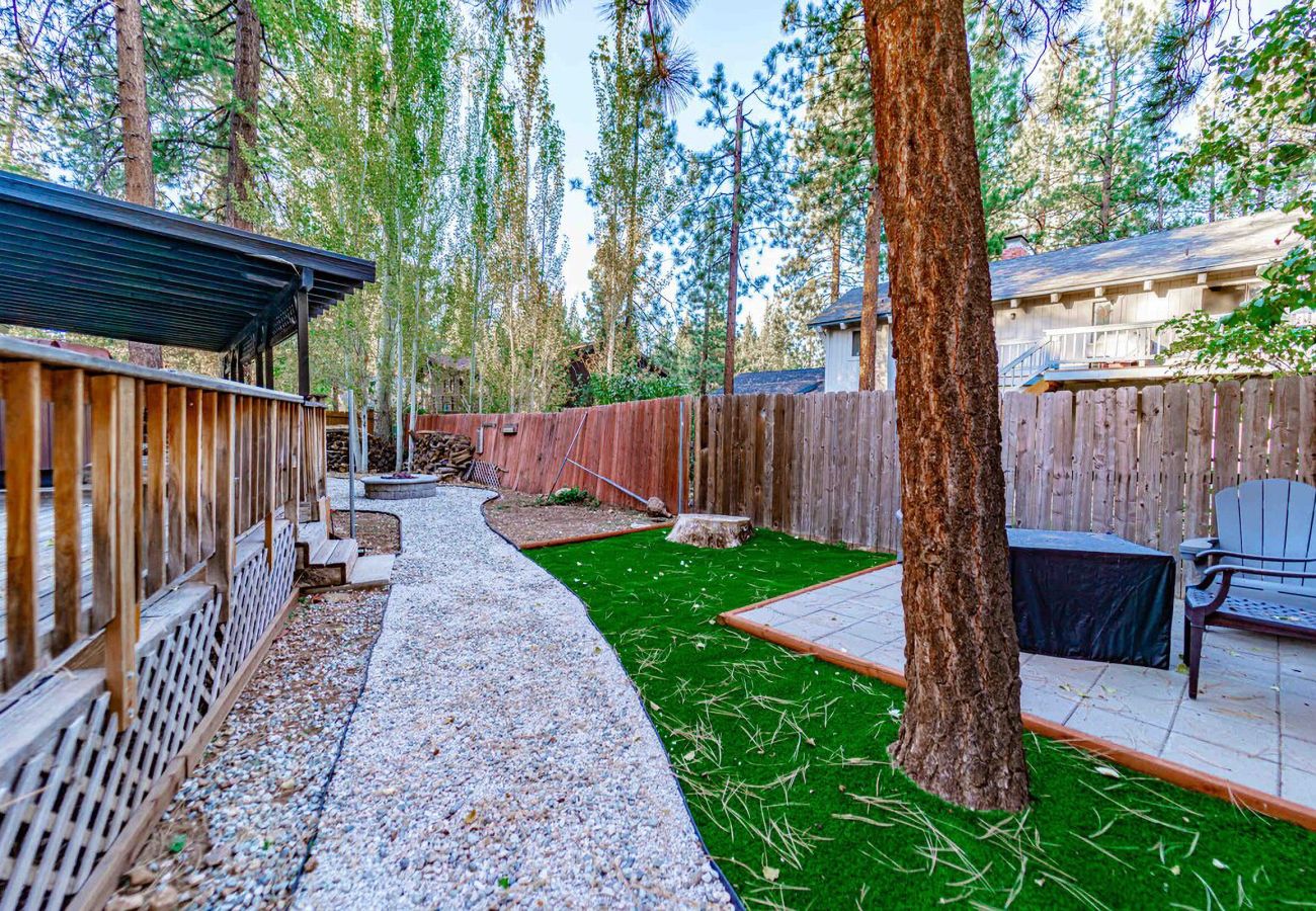 Casa en Big Bear Lake - LUXE | Big Bear Modern Home w/HotTub & Near Lake