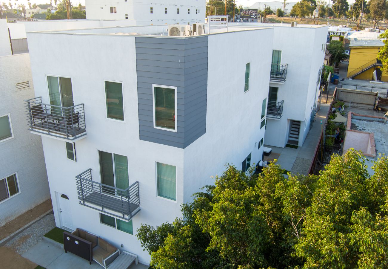 Townhouse in Los Angeles - New | 13 Bedroom Compound in Central LA