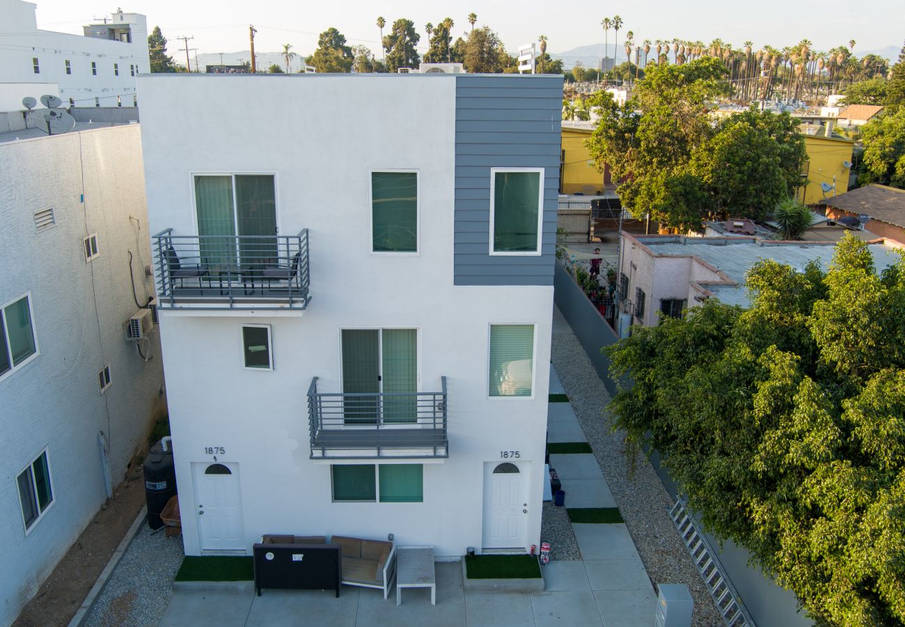 Townhouse in Los Angeles - New | 13 Bedroom Compound in Central LA