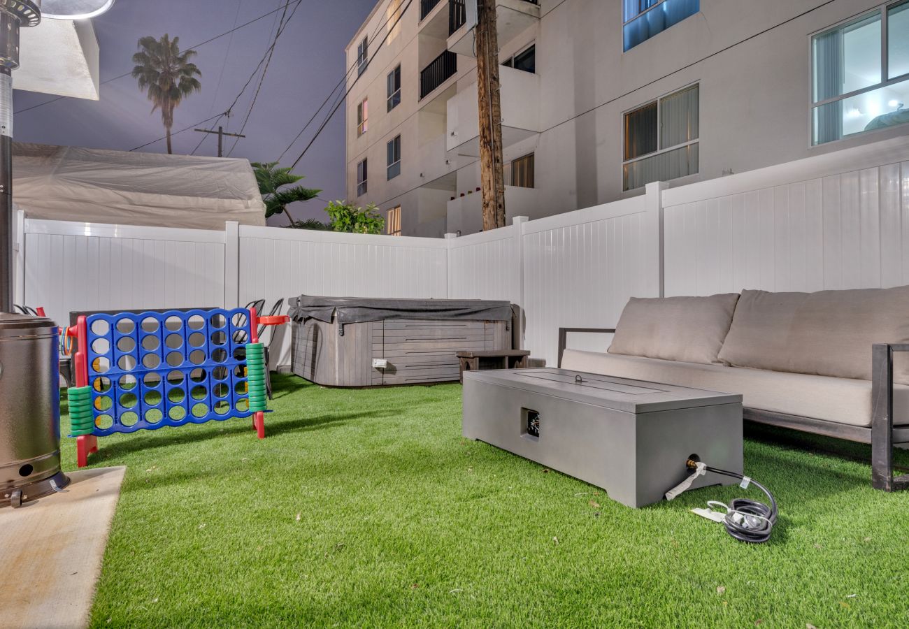 Townhouse in Los Angeles - LUXE | Hollywood Townhouse w/ Hot tub & Backyard