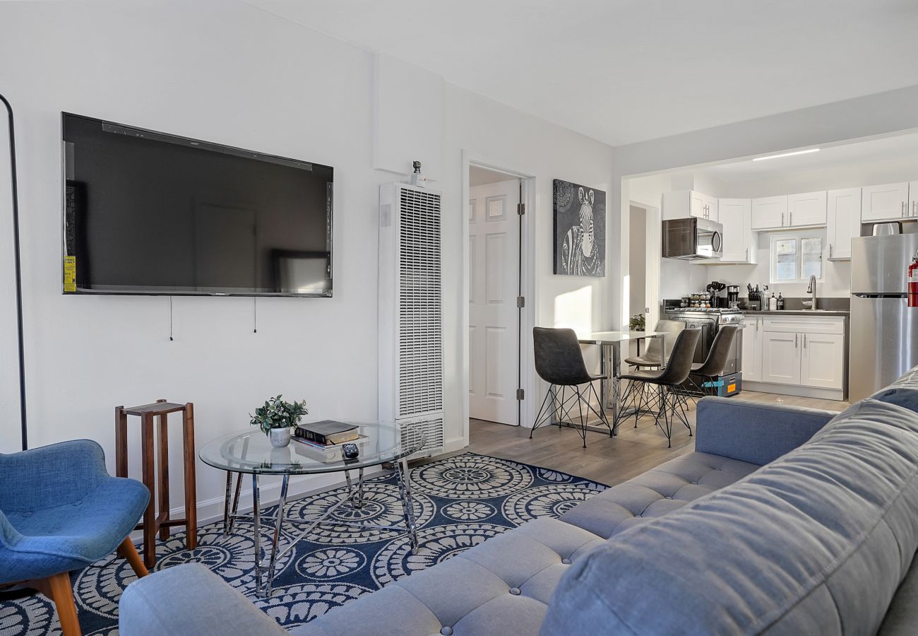 Apartment in Los Angeles - LA | Modern and Stylish Apt close to SoFi & LAX