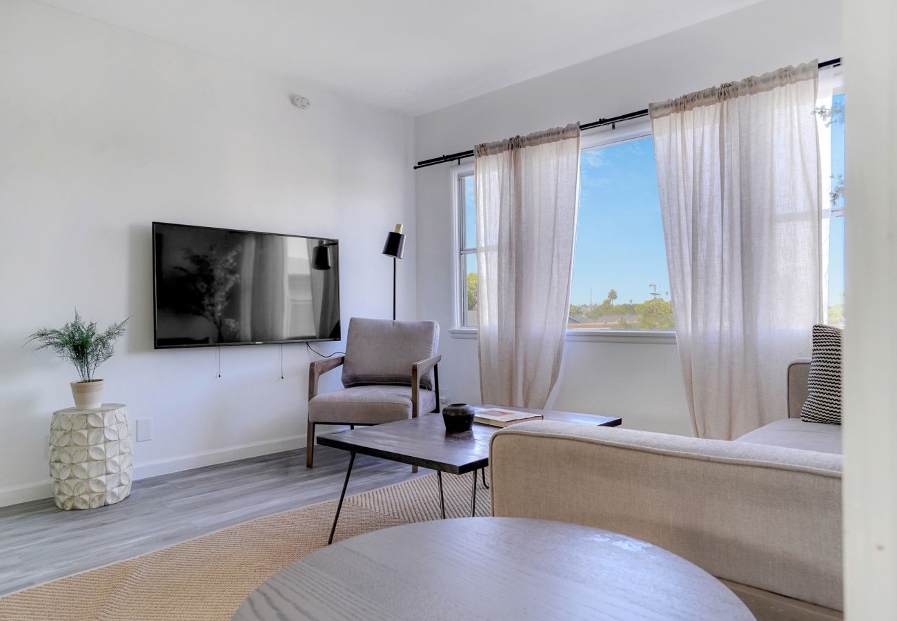 Apartment in Los Angeles - LA | Stylish Top Floor Apartment