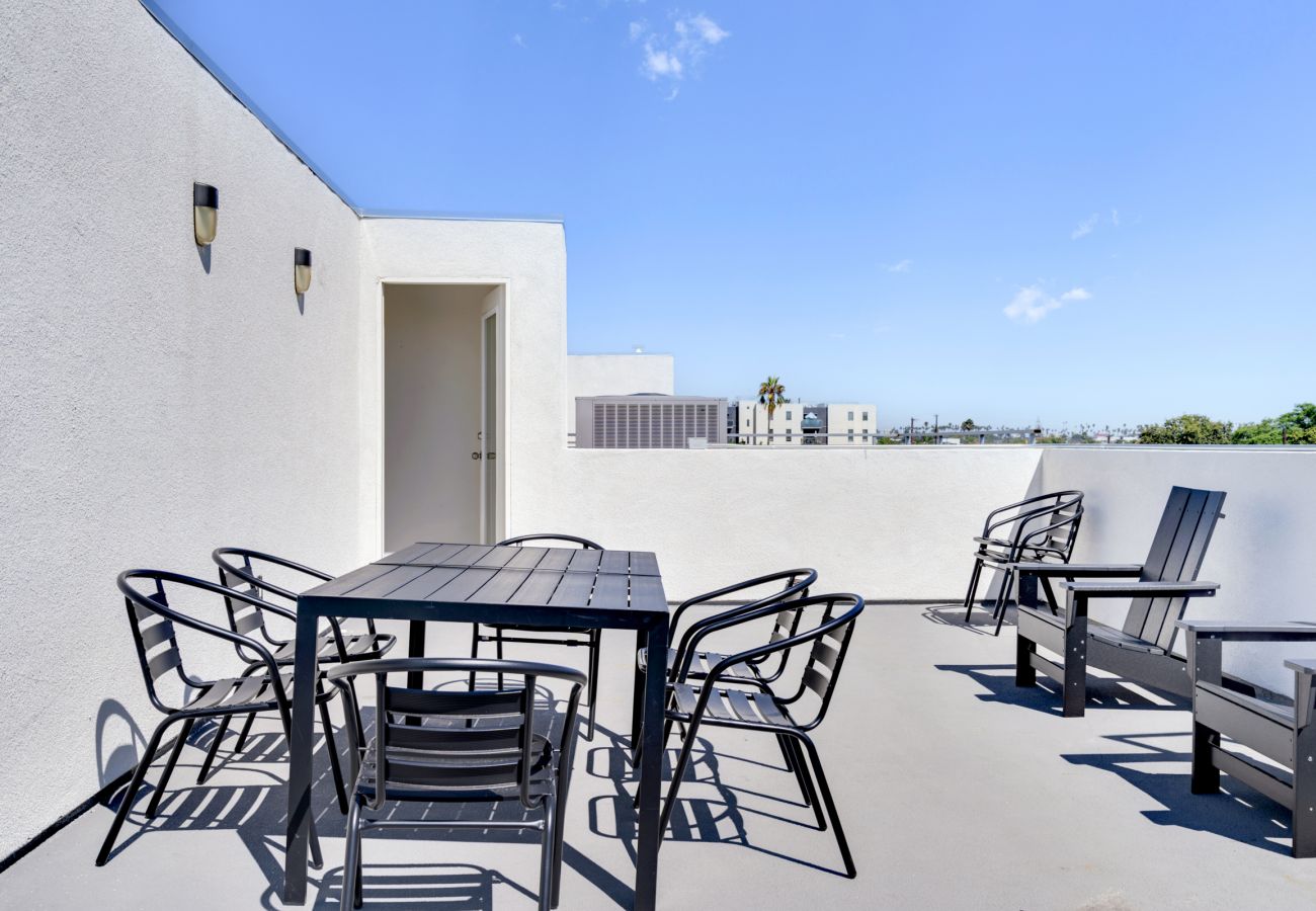 House in Los Angeles - LUXE | 5 BDRM Rooftop, Backyard, ADU