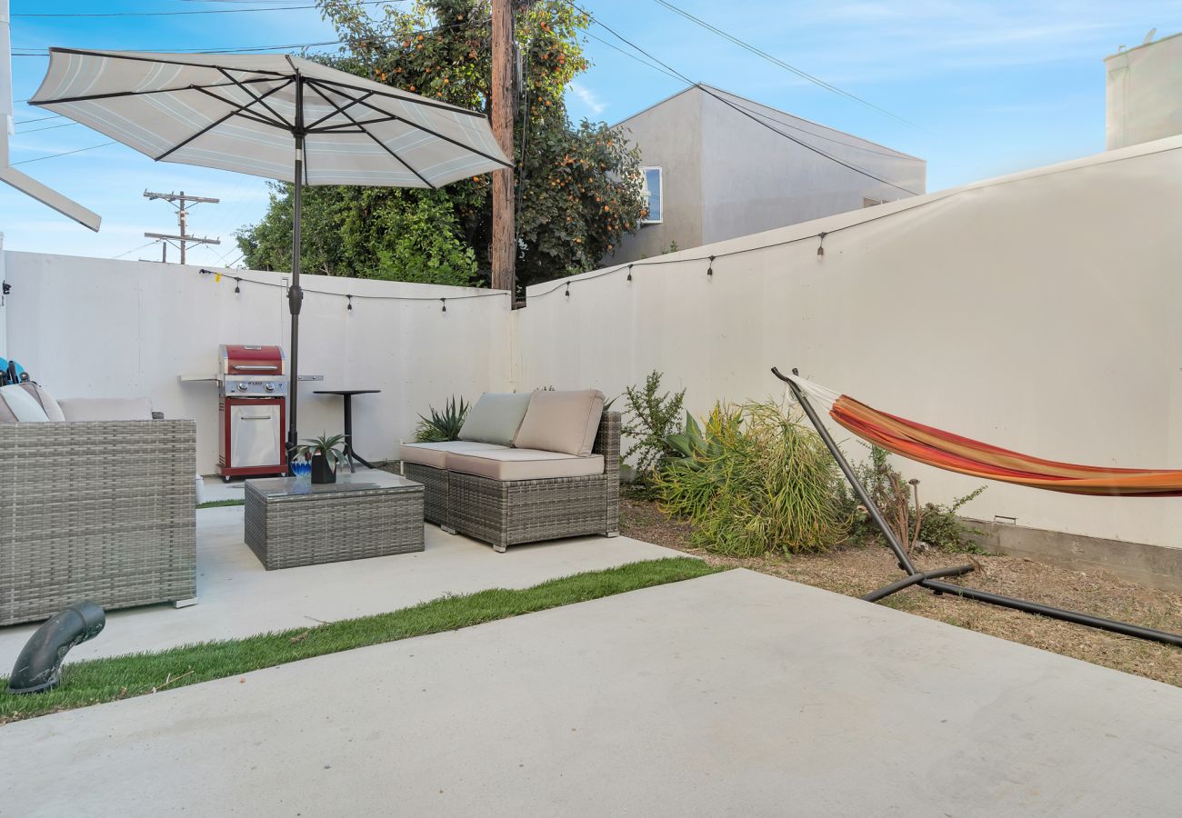 House in Los Angeles - LUXE | 5 BDRM Rooftop, Backyard, ADU