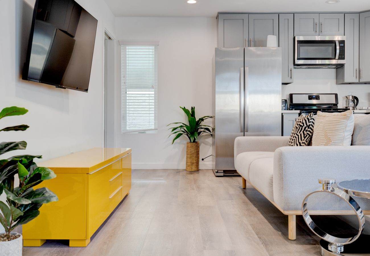 Apartment in Los Angeles - NEW | Bright and Cheerful Gated Townhome