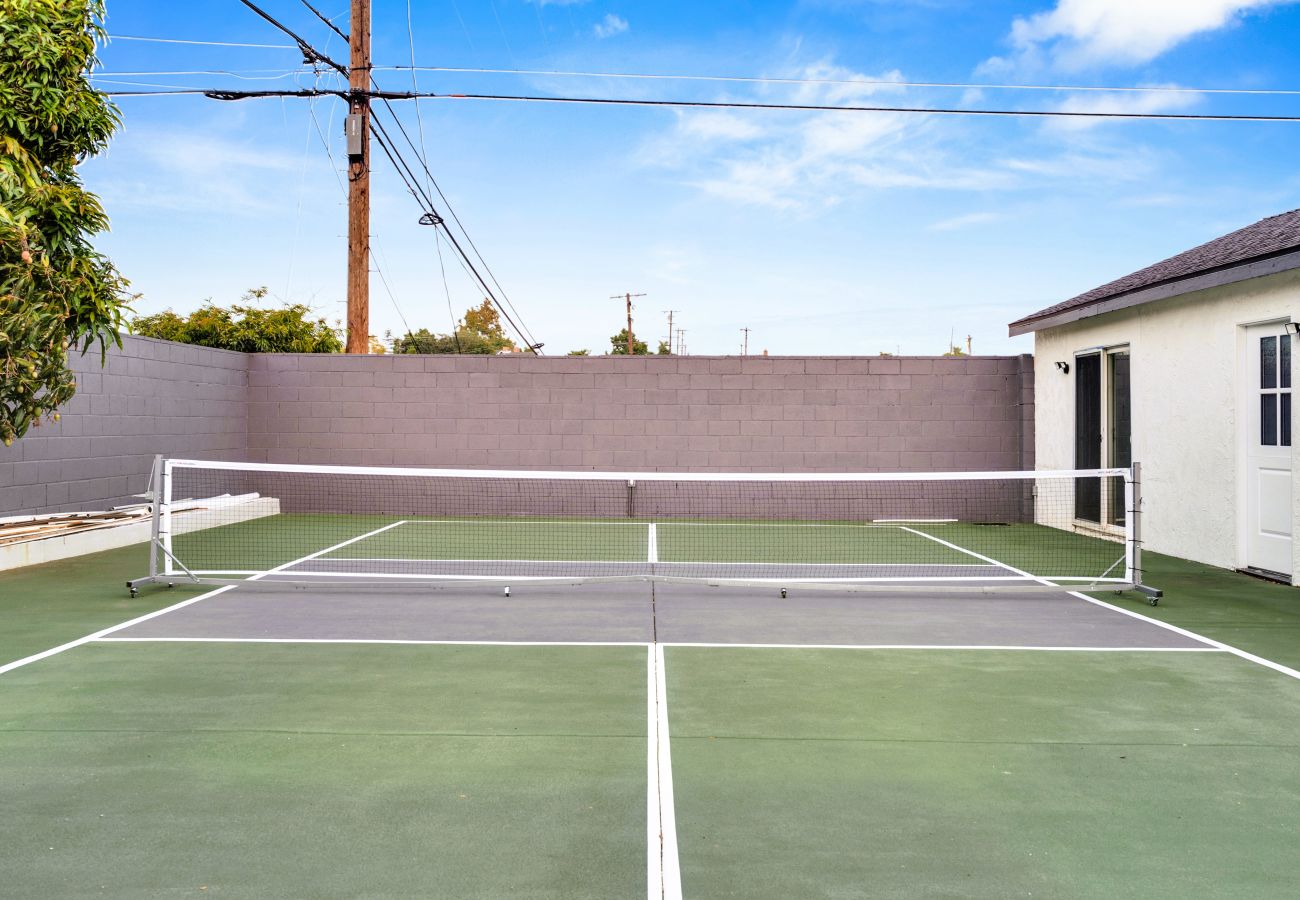 House in Los Angeles - Serve and Stay | Modern Airbnb w Pickleball Court