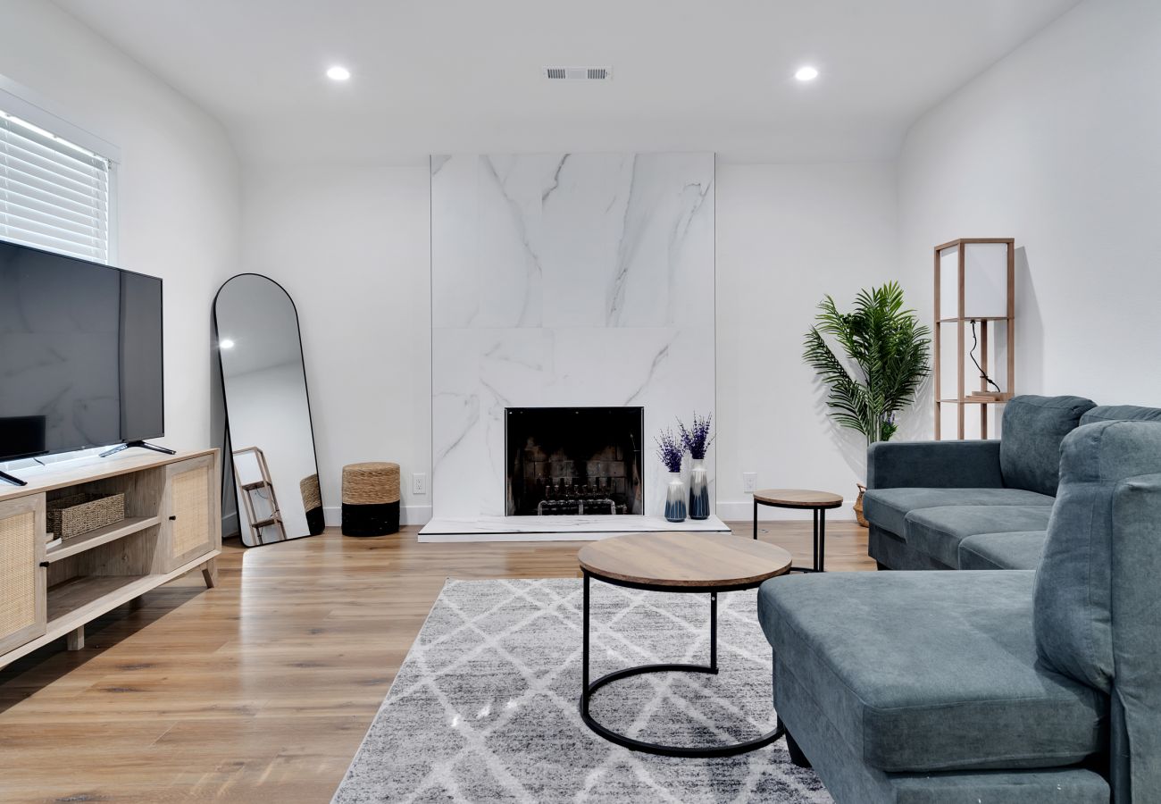 House in Los Angeles - Serve and Stay | Modern Airbnb w Pickleball Court